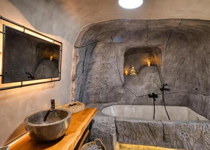 Panoramic In Akrotiri With Stunning Views 4*